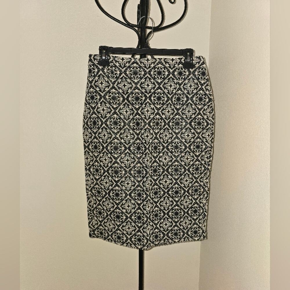 Zara Elegant Black and White Patterned Skirt Large GUC